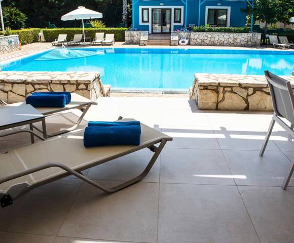 Family Apartment Sharing Pool - Terrace 