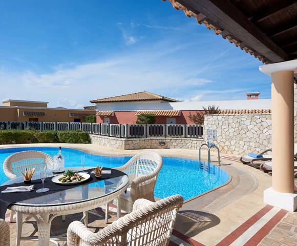 Ilis Suite Sharing Pool - Balcony