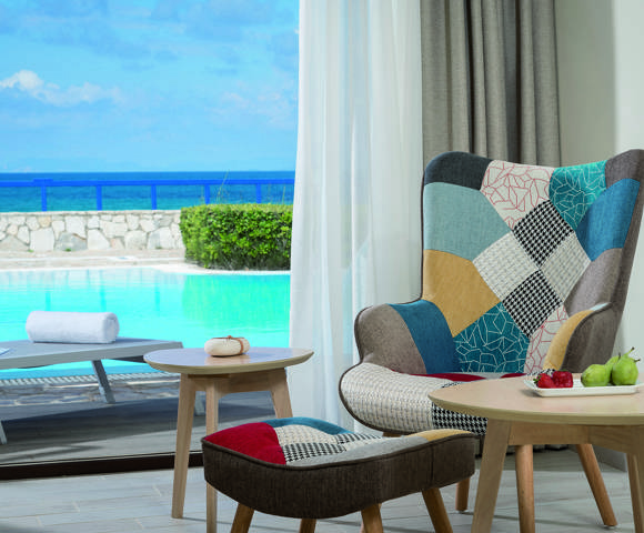 Seafront Suite Sharing Pool 0311252