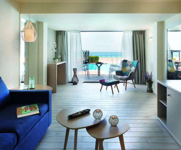 Seafront Suite Sharing Pool 0311253