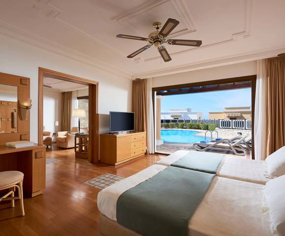 Ilis Suite Sharing Pool - Bedroom