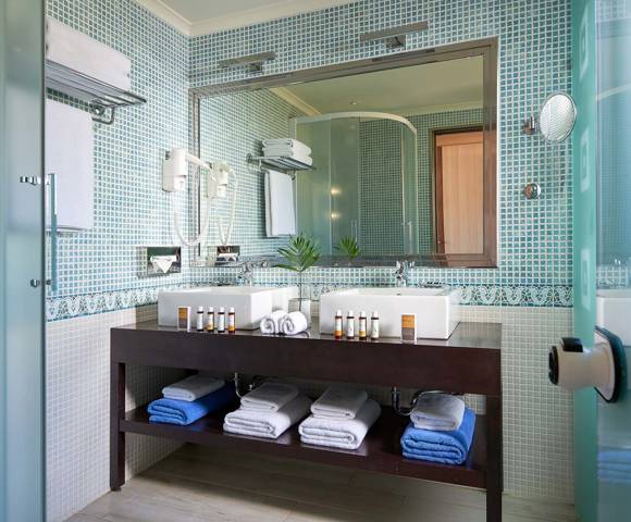 Double Bungalow Sea Front Swimup - Bathroom