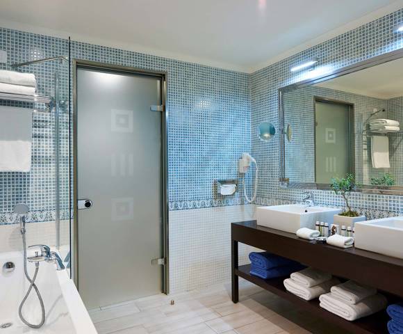 Main Building Family Apartment - Bathroom