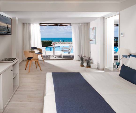 Seafront Suite Sharing Pool - Bedroom
