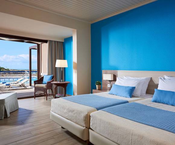 Double Bungalow Sea Front Swimup - Bedroom